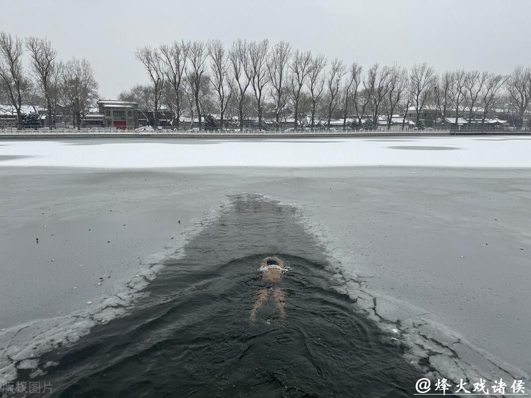 雪中游泳，不亦乐乎