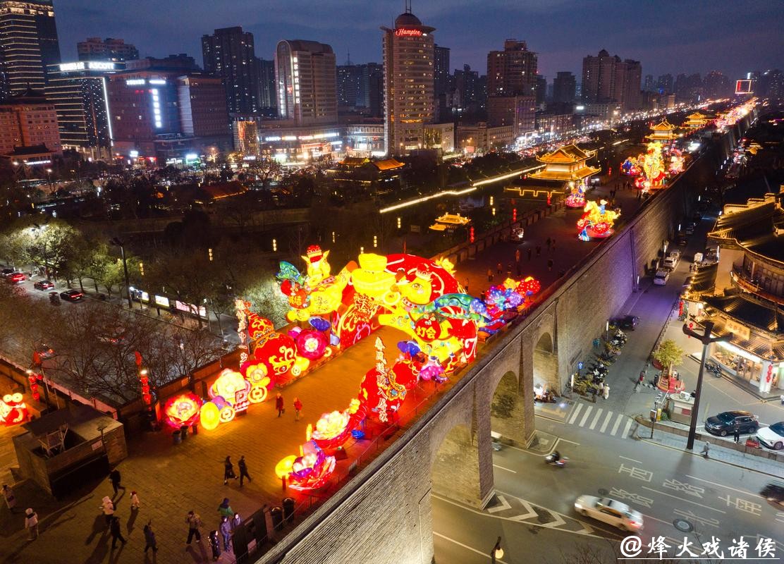 西安城墙:流光溢彩迎马年 西安城墙:流光溢彩迎马年